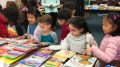 Woodsboro students selecting a book donated by 4-6 graders.